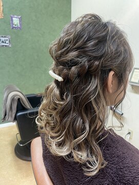 ジェレミー(Jelemy) ウェーブハーフアップ