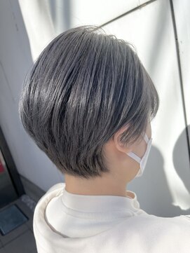 イニー(YNNIE) ハンサムショート/アイスグレーカラー