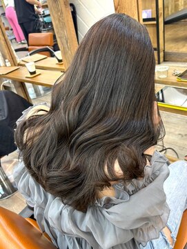 ネウィサリュー 立川(newi saLyu) 丸型卵形レイヤーカットエアリーロング美髪オリーブベージュ立川