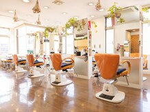 ヘアメイク アムールの雰囲気（窓が多く、明るい店内）