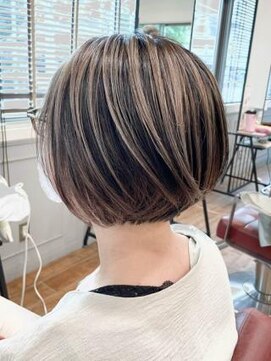 ミーティア バイ クアトロ(Meteor By QUATRO) 大人ショートボブ ハイライトカラー