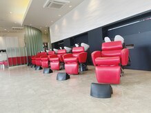 エマビビット 港店(EMA VIVID)の雰囲気（開放感のあるシャンプー台でリフレッシュ◎）