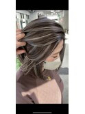 レイヤーボブハイライトブリーチレイヤーハイトーングレージュ