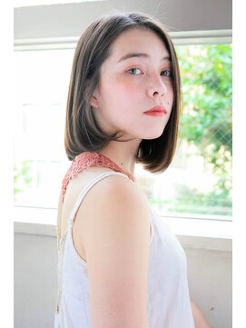 ルティア(Lutia) 外国人風ベージュ センターパート 似合わせカット★★