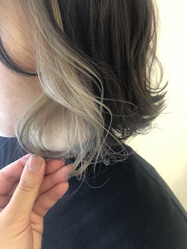 アドラーブル 万代店 (adorable) 10代20代/インナーカラー×ホワイトブロンド×くせ毛風ボブ