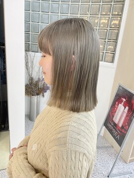 ロマーリ(LOMARLIE) つやつやグレージュカラー_切りっぱなし重めスタイル