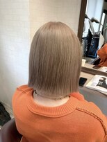 コワファーストナガサキシャンプーボーイ(COIFF1RST NAGASAKI SHAMPOO BOY)&nbsp;長崎 切りっぱなしボブ×ミルクティーベージュ