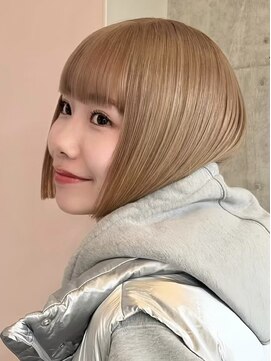 ソル ジングウマエ(SOL JINGUMAE) タッセルボブ切りっぱなしボブベージュカラー顔周りレイヤーボブ