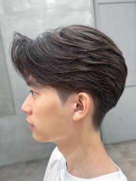 トゥイン 八王子(TWIN) 刈り上げセンターパートフェザーパーマブルーブラック八王子