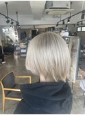 ホワイトシルバーのショートボブ