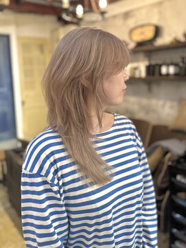 アデ オモテサンドウ(ade omotesando) ミディアムハイレイヤー×パールベージュ