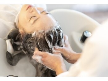 ジル ヘアアンドメイク 恵比寿(JILLE hair&make)の写真/炭酸泉を使った頭皮クレンジングと力強い頭皮マッサージ！癒され心も頭もスッキリ