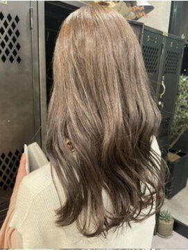 アチーブリス(achieve Liss) 透明感透け感ハイトーンアッシュグレージュ くびれウェーブ