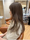 アッシュグレージュ ロングヘア レイヤーカット 顔周りレイヤー