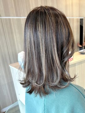 ラヴィエール(LAVIERE by R-EVOLUT) 大人ボブ　スモーキーアッシュ　ハイライトカラー顔周りレイヤー