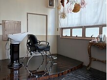 ヘアーサロンアンドアクセサリー コンテ(conte)の雰囲気（陽の光が入る明るい店内、木材を基調に温かい空間にしています。）