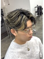 ザ クロー(THE CROW)&nbsp;メンズヘア刈り上げセンターパートリニュアンスパーマ金メッシュ