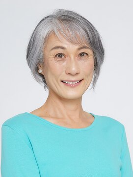 ブロッサム プロデュースド バイ エガオ(Blossom PRODUCED by EGAO) 60代のグレイヘアの方に◎前下がりショートボブ
