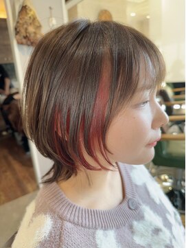 ヨル(Jor) ショートウルフにチラッとみえるインナーカラー