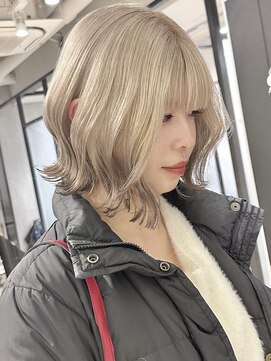 ベモ(NVEMO) くびれヘアホワイトブロンドミルクティーベージュレイヤーカット
