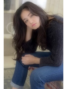 アイビー(Ivy) 低温デジタルパーマでラフなカールのロングスタイル