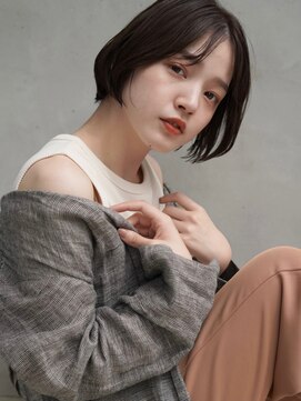 イリ(iri) 〈iri〉丸みショート/アッシュブラウン/センターパート