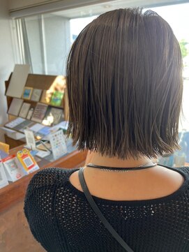 O ミディアムボブ切りっぱなしカット艶髪赤み消しカラー