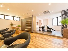 ヘアードクター アソウ(Hair dr 麻生)の雰囲気（木目調の落ち着いた店内で贅沢なサロンタイムをー...）