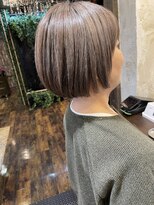 リノ カルバリ(Lino Calbari)&nbsp;白髪活かしグレージュボブ