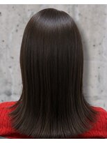 カットワークススリックバイフェローズ(CUT WORKS SLICK by fellows)&nbsp;パサつきを抑えて柔らかく見せる艶ミディカラー
