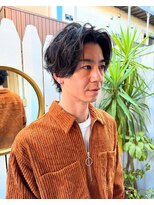 アデ オモテサンドウ(ade omotesando) 人気のハンサムショートに柔らかいカールを付けたメンズパーマ