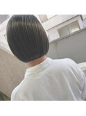 細めハイライト×アッシュ系カラー×艶髪×切りっぱなしボブ