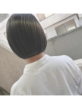 ルッソ チアロ(Lusso chiaro) 細めハイライト×アッシュ系カラー×艶髪×切りっぱなしボブ