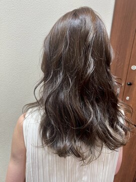 アクセ 大人可愛い透明感グレージュ×立体感クセ毛風パーマ20代30代40代