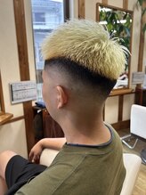 美容室 グラン ブルー&nbsp;ベリーショートスキンフェード／抜きっぱなしブロンド