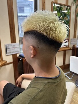 美容室 グラン ブルー ベリーショートスキンフェード／抜きっぱなしブロンド