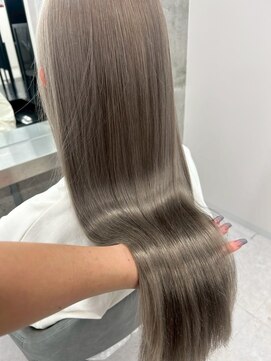 シイム(CYM) 透明感スモーキーグレージュ/艶髪/ストレート