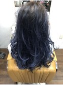 ブルーがアクセント!ふんわりパーマスタイル!
