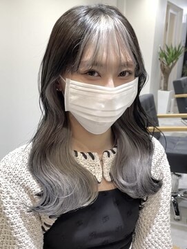 ツキ 横浜店(tuki) シルバーグレージュ 前髪インナーカラー イヤリングカラー