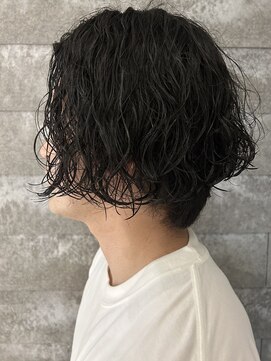 ヒュイル バイ ニアウ(Hwyl by Niau) メンズセンターパート波巻スパイラルパーマニュアンスパーマ