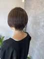 ヘアーキャナリーロウ(Hair Cannery Row) レイヤーが低めのナチュラルショート。カラーはアッシュベージュ