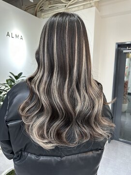 アルマバイロサ(ALMA by ROSA) ホワイトブロンド×ハイライト/担当rui