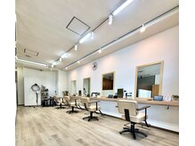 全席にタブレットご用意してあります。木目調の温かみのある店内