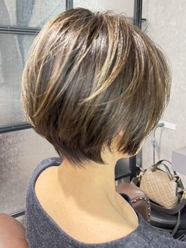 ポノ(Pono) 大人ショートボブ白髪ぼかしハイライト赤み消しグレージュ