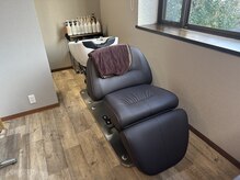 ゆっくり出来るシャンプー台で受けるヘッドスパが大好評！