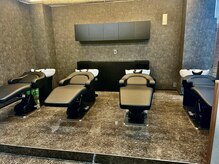 フルフラットのシャンプー台でゆったりくつろげるエリア