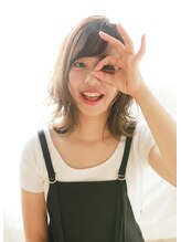 アッシュヘアー ふんわり軽いとろみレイヤーミディアムスタイル