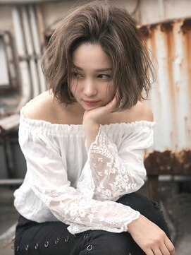 トッカ ヘアアンドトリートメント 難波店 外国人風センターパート大人ボブ