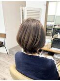明るめ白髪カラーで透明感ある艶髪に。くびれを作りバランスよく