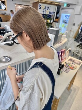 ヒビヲ(HIBIO) ショートボブ切りっぱなしボブタッセルボブミルクティーベージュ